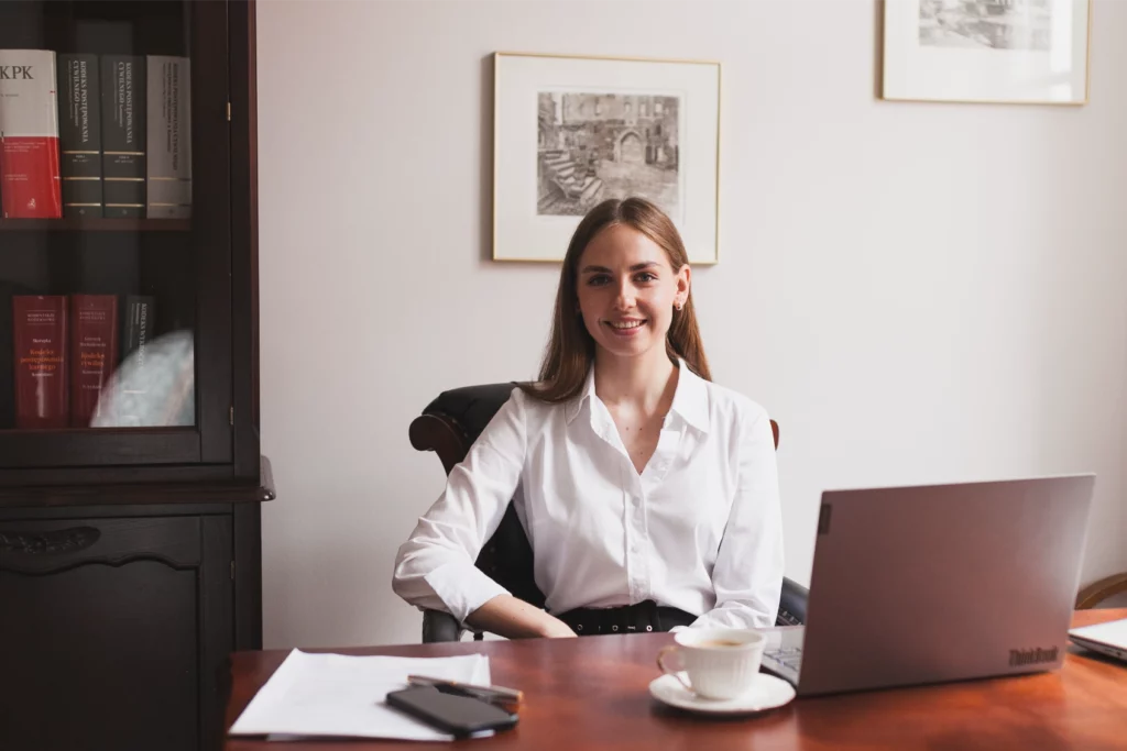 Daria Bukowska adwokat przy biurku